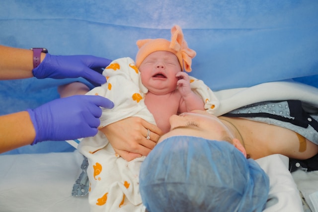 frisch geborenes Baby auf der Brust der Mutter