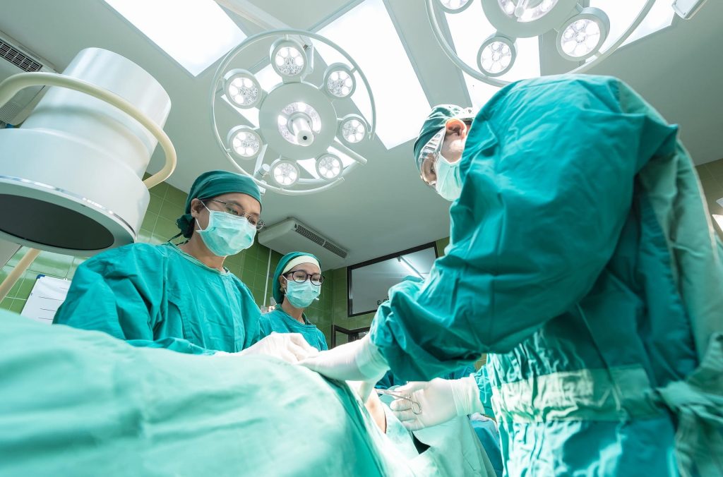 Ärzte in Kitteln in einem OP-Saal während OP